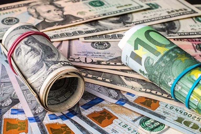 EURUSD and GBPUSD: GBPUSD climbs to a new August high